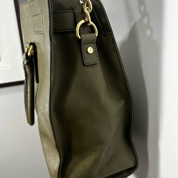 Michael Kors Tote Gold Hardware - Picture 4 of 11